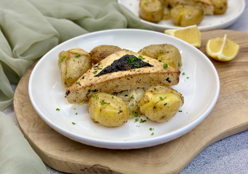 Tofu à Lagareiro, a mouthwatering vegan twist on the traditional Portuguese delicacy, baked tofu and crushed potatoes with onion and garlic infused olive oil.